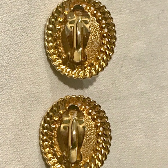Curated visual reference: Fresh Look at Jewelry Vintage Gold Tone Earrings W Glass Black Stone